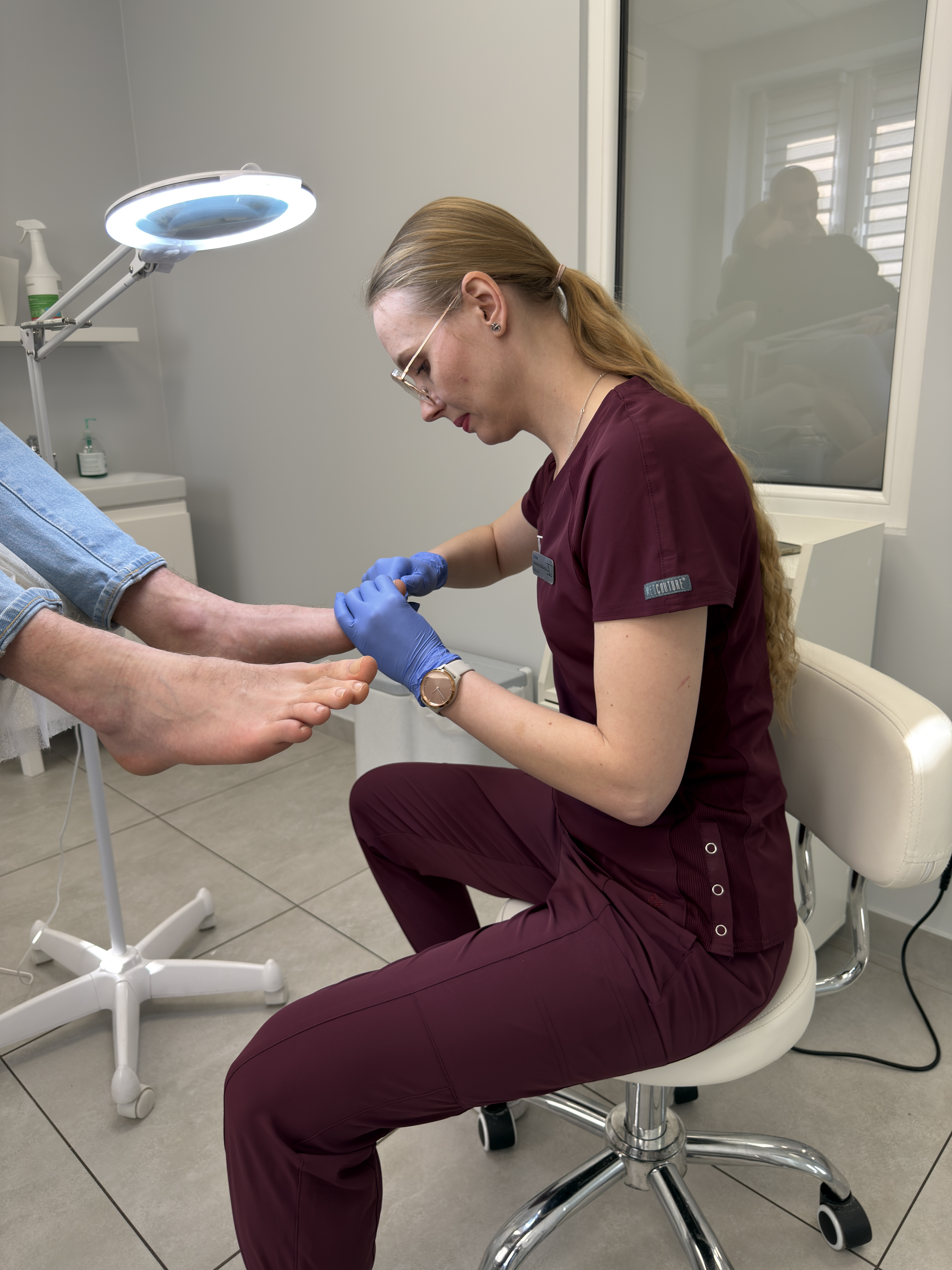 Konsultacja podologiczna — badanie skóry stóp pacjenta